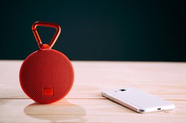 Ahşap arka plan üzerinde kırmızı kablosuz hoparlör