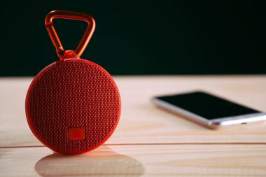 Ahşap arka plan üzerinde kırmızı kablosuz hoparlör