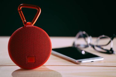 Ahşap arka plan üzerinde kırmızı kablosuz hoparlör