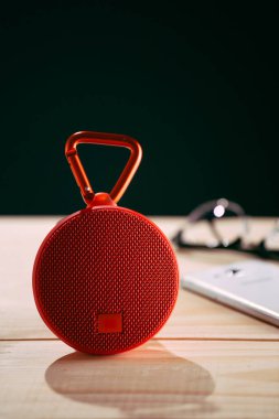 Ahşap arka plan üzerinde kırmızı kablosuz hoparlör