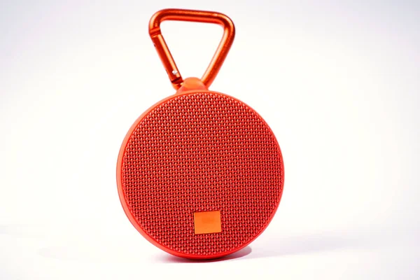 Röd trådlös högtalare på vit bakgrund — Stockfoto