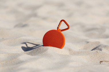 Sahilde taşınabilir kablosuz hoparlör