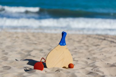 Kablosuz taşınabilir hoparlör ve plaj tenis raketleri sahilde