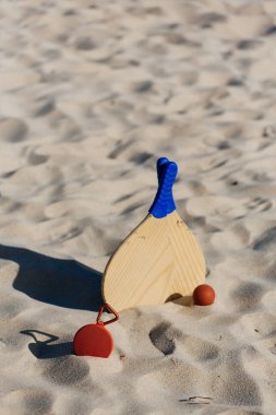 Kablosuz taşınabilir hoparlör ve plaj tenis raketleri sahilde