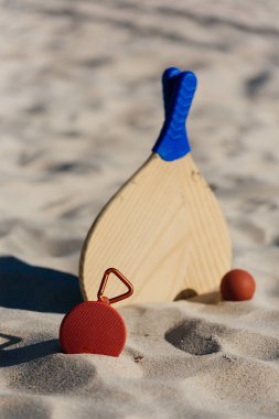 Kablosuz taşınabilir hoparlör ve plaj tenis raketleri sahilde