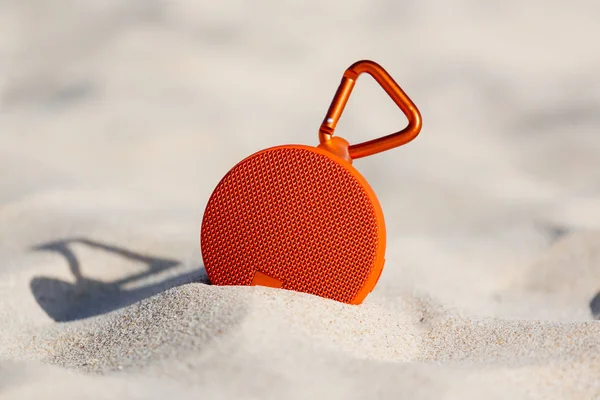 Bärbar trådlös högtalare på stranden — Stockfoto