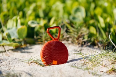 Sahilde taşınabilir kablosuz hoparlör