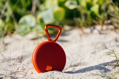 Sahilde taşınabilir kablosuz hoparlör