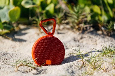 Sahilde taşınabilir kablosuz hoparlör