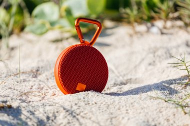 Sahilde taşınabilir kablosuz hoparlör