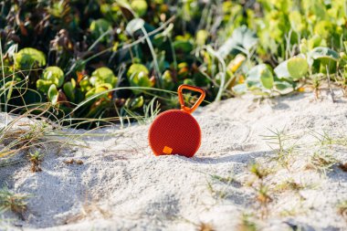 Sahilde taşınabilir kablosuz hoparlör