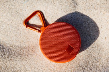 Sahilde taşınabilir kablosuz hoparlör