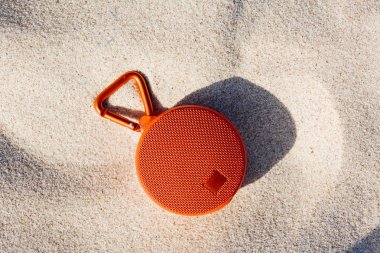 Sahilde taşınabilir kablosuz hoparlör