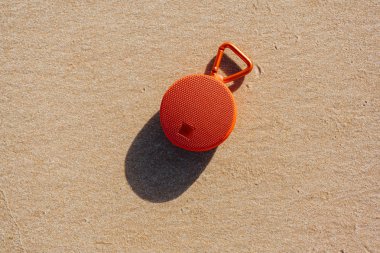 Sahilde taşınabilir kablosuz hoparlör