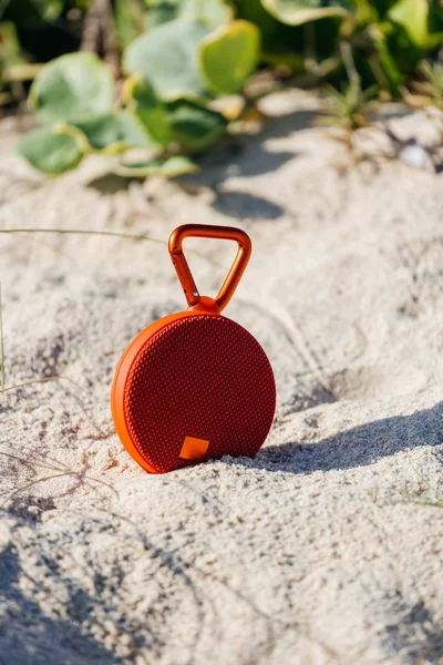 Altoparlante wireless portatile sulla spiaggia — Foto Stock