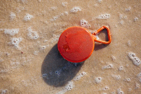 Vodotěsné reproduktory na pláži vlny do mokrého — Stock fotografie