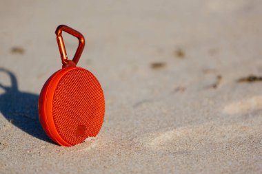 Görüntü sahilde taşınabilir kablosuz hoparlör