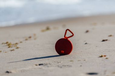 Görüntü sahilde taşınabilir kablosuz hoparlör