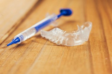 Bireysel diş tepsi beyazlatma ahşap arka plan üzerinde için