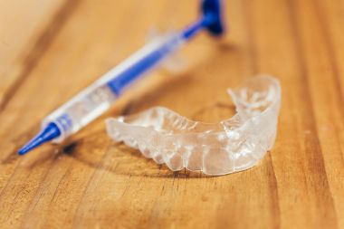 Bireysel diş tepsi beyazlatma ahşap arka plan üzerinde için