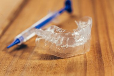 Bireysel diş tepsi beyazlatma ahşap arka plan üzerinde için