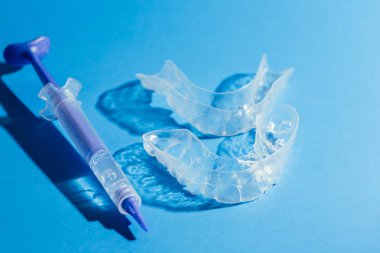 Bireysel diş tepsi beyazlatma mavi zemin üzerine için