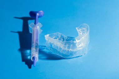 Bireysel diş tepsi beyazlatma mavi zemin üzerine için