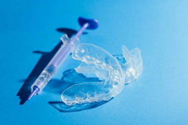 Bireysel diş tepsi beyazlatma mavi zemin üzerine için