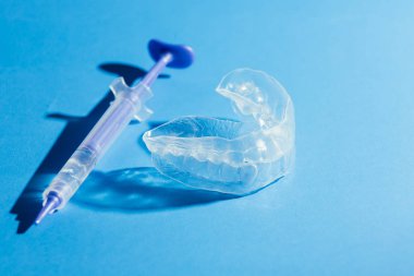 Bireysel diş tepsi beyazlatma mavi zemin üzerine için