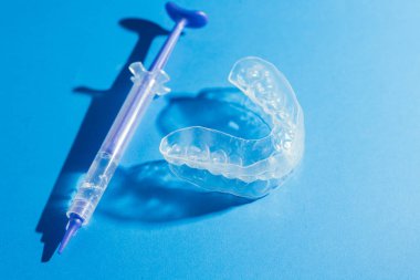 Bireysel diş tepsi beyazlatma mavi zemin üzerine için