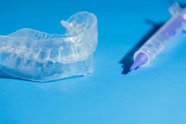 Bireysel diş tepsi beyazlatma mavi zemin üzerine için