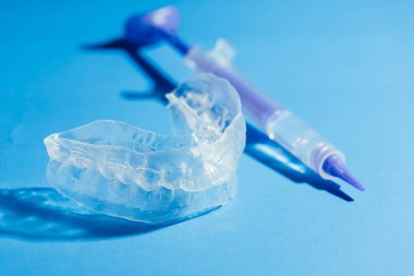 Bireysel diş tepsi beyazlatma mavi zemin üzerine için