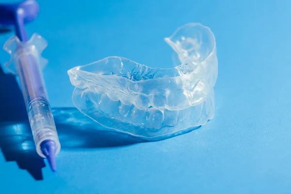 Individuele tanden lade voor whitening op blauwe achtergrond — Stockfoto