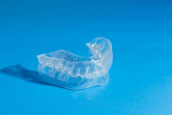 Podajnik pojedynczych zębów do wybielania, na niebieskim tle — Zdjęcie stockowe