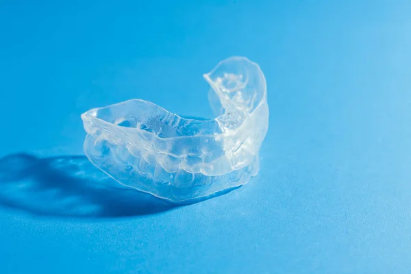 Δίσκος μεμονωμένα δόντια λεύκανση σε μπλε φόντο — Φωτογραφία Αρχείου