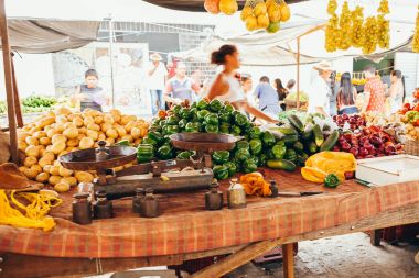 Sao Jose da Tapera, Alagoas, Brazil - 21 Ekim 2017 - kim çiftçi pazarı kuzeydoğu Brezilya'da, alışveriş insanlar