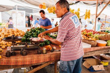 Sao Jose da Tapera, Alagoas, Brazil - 21 Ekim 2017 - kim çiftçi pazarı kuzeydoğu Brezilya'da, alışveriş insanlar