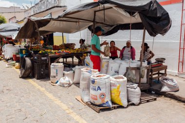 Sao Jose da Tapera, Alagoas, Brazil - 21 Ekim 2017 - kim çiftçi pazarı kuzeydoğu Brezilya'da, alışveriş insanlar