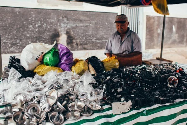 Sao Jose da Tapera, Alagoas, Brazilië - 21 oktober 2017 - verkoper van kachel onderhoud onderdelen in boerenmarkt in Noordoost Brazilië — Stockfoto