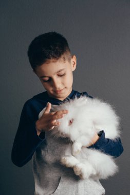 Bir tavşan ile küçük boy gülümseyerek mutlu