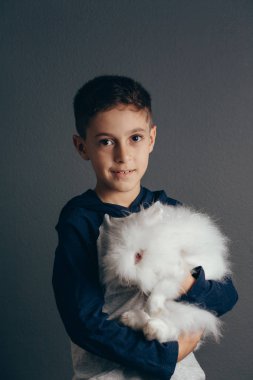 Bir tavşan ile küçük boy gülümseyerek mutlu