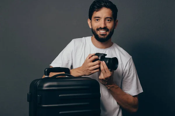 Πορτρέτο του νεαρού ταξιδιώτη με βαλίτσα και την φωτογραφική μηχανή — Φωτογραφία Αρχείου