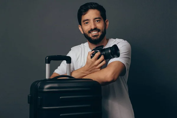 Портрет юнака мандрівника з валізою і фотоапаратом — стокове фото
