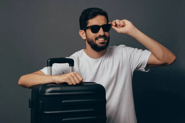 Портрет юнака мандрівника з валізою — стокове фото
