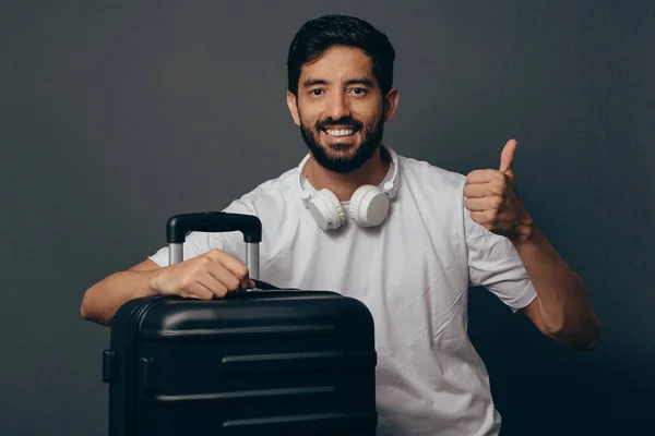 Πορτραίτο του νεαρού ταξιδιώτη με βαλίτσα. Τον αντίχειρα επάνω. — Φωτογραφία Αρχείου