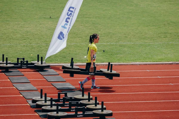 Joao Pessoa, Paraiba, Brasil - 9 de diciembre de 2017 - La mujer lleva dos pesas de metal pesado en competición — Foto de Stock