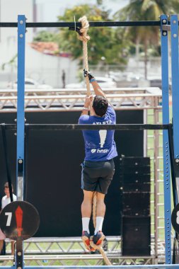 Joao Pessoa, Paraiba, Brezilya - 9 Aralık 2017 - adam tırmanıyor ip rekabet