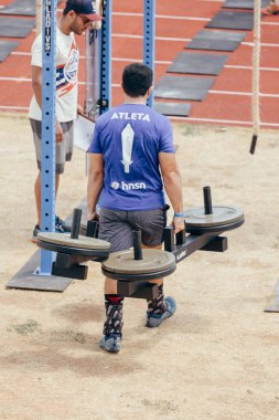 Joao Pessoa, Paraiba, Brezilya - 9 Aralık 2017 - adam taşıyan iki ağır metal halter rekabet