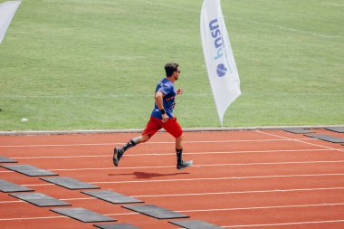 Joao Pessoa, Paraiba, Brezilya - 9 Aralık 2017 - adam çalışır yolda Stadyumu