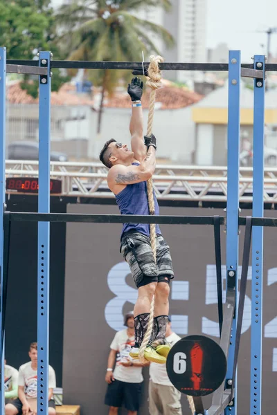 Joao Pessoa, Paraiba, Brezilya - 9 Aralık 2017 - adam tırmanıyor ip rekabet